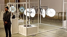 Expozice zahrnuje desítky d�l od cyklistických motiv� p�es sv�telné instalace.
