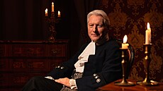P�ední �eský odborník na etiketu Ladislav �pa�ek se pono�uje do regentského...