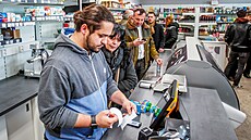 Zákazníci si sami vá�í, po�ítají a markují. Samoobslu�né pokladny jsou v takové...