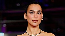Dua Lipa pózuje fotograf�m na premié�e filmu �Rosebush Pruning� b�hem...