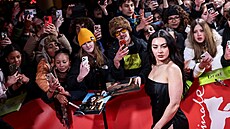 Charli XCX pózuje na �erveném koberci p�i premié�e mockumentárního filmu �The...