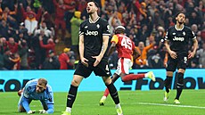 Branká�  Di Gregorio (vlevo) na kolenou, obránce Gatti se zlobí, stoper Kelly...