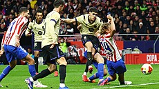 Barcelonský Pau Cubarsí st�ílí gól do sít� Atlética Madrid v prvním semifinále...