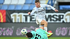 Liberecký úto�ník Luká� Ma�ek v souboji s ostravským branká�em  Martinem...