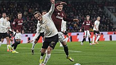 Hradecký Franti�ek �ech se sna�í probít p�es spar�ana Olivera Sonneho.