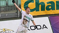 Karvinský zálo�ník Pavel Ka�or se raduje z gólu proti Slavii.