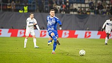 Olomoucký stoper Matús Malý v akci v utkání play off Konferen�ní ligy proti...