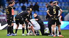 Sudí Jan Bene� (druhý zleva) p�ihlí�í o�et�ování libereckého Jana Mikuly v...