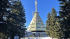 Televizní vysíla� na �erné ho�e z roku 1977 je vysoký 35 metr� a vypadá jako...