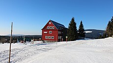 Pra�ská bouda na Lu�inách mezi Pecí a �ernou horou je zdej�í dominantou a...