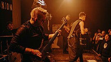 Producent, skladatel a baskytarista Jan �orm p�edskakoval se svou kapelou...