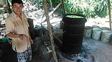 Nad vysokým b�ehem Mekongu je ve vesnici Ban Xang Hai ukrytá pálenice. Lidé zde...