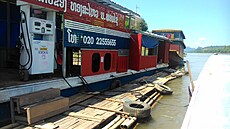 Plovoucí �erpací stanice na Mekongu. �eka dodnes z�stává významnou dopravní...