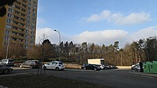 Plocha v m�stské �ásti Brno-Kohoutovice, kde vyroste parkovací d�m. (2026)