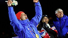 Matt Weston slaví se zlatou medailí na krku triumf v italském ledovém korytu.