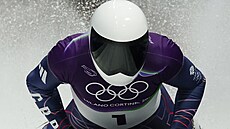 Skeletonista Matt Weston dojí�dí do cíle na první pozici olympijského závodu.