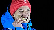 Britský skeletonista Matt Weston pózuje s vytou�enou zlatou medailí.