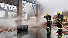 Po�ár skladu v Dolní Rovni likvidovalo 14 jednotek hasi��. (10. února 2026)