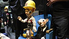 Spejbl a Hurvínek b�hem rekonstrukce svého divadla p�edstavili nové sedadlo pro...