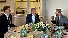 Ománský ministr zahrani�í Badr Busajdí (vpravo) s americkým zvlá�tním vyslancem...