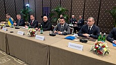 Ukrajinská delegace �eká na zahájení sch�zky v první den t�etího kola...