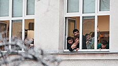 �áci Základní �koly Generála Franti�ka Fajtla v Let�anech sledují p�íjezd...