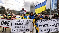 Lidé s transparenty se scházejí poblí� sídla Organizace spojených národ� v den...