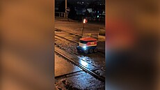 Robotický kurýr spole�nosti Foodora projí�dí v pra�ském Karlín�. (17. února...