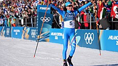 Italka Lisa Vittozziová se raduje ze získání zlaté medaile v biatlonovém závod�...