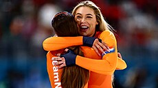 Zlatá medailistka Femke Koková z Nizozemska a st�íbrná medailistka Jutta...