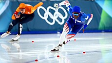 Nizozemka Femke Koková a Ameri�anka Erin Jacksonová sout�í v závod� na 500 m v...