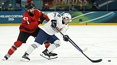 Dylan Fabre z Francie v akci s Tomem Wilsonem z Kanady v hokejovém zápase...