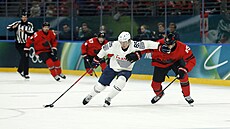 Alexandre Texier z Francie v akci s Coltonem Paraykem z Kanady v hokejovém...