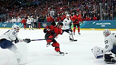 Florian Chakiachvili z Francie a Julian Junca z Francie v akci s Macklinem...