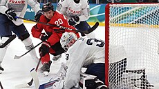 Thomas Harley z Kanady v akci s Julianem Junkou z Francie v hokejovém zápase...