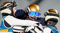 Norské sportovkyn� se objímají po posledním skoku v sout�i �en ve skoku na...