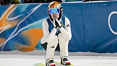 Norská skokanka na ly�ích Silje Opsethová po svém posledním skoku v...