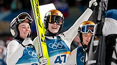 Zlatá medailistka Anna Odine Stroemová z Norska slaví po svém posledním skoku v...
