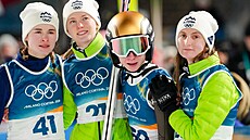Slovinská skokanka na ly�ích Nika Prevcová (druhá zprava) se svými slovinskými...