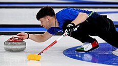 Curler Mattia Giovanella v zápase �esko vs. Itálie. (15. února 2026)