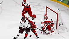 Hokejista Sandis Vilmanis z Loty�ska v akci s Larsem Ellerem z Dánska v zápase...