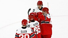 Nick Olesen z Dánska slaví �tvrtý gól se svými spoluhrá�i v zápase Dánsko vs....