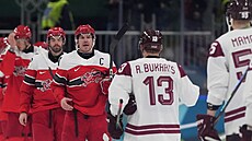 Frederik Andersen z Dánska a Rihards Bukarts z Loty�ska po zápase. (15. února...