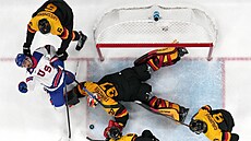 JT Miller ze Spojených stát� v akci s Kaiem Wissmannem z N�mecka, Maximilianem...