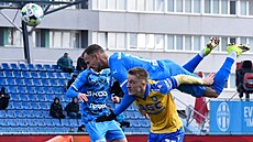 Mat�j Radosta z Teplic s boleslavským Mat�jem Hyb�em na zádech v zápase...