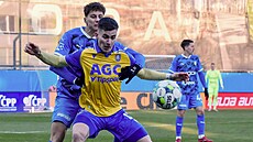 Teplický Mat�j Náprstek v souboji o mí� v utkání fotbalové ligy v Mladé...