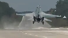 Na indonéské silnici p�istála vojenská stíha�ka