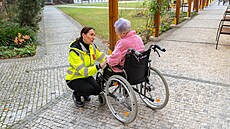 Alexandra Ud�enija se ráda fotí v terénu. Tvrdí, �e politici zam�stnance ...