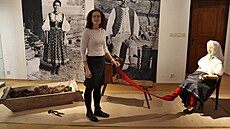 Etnolo�ka a kurátorka p�íborského muzea Sabrina Pasi�nyková ukazuje vystavené...