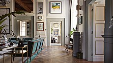 Z jedné místnosti do druhé se staro�itný nábytek a sou�asná um�lecká díla...